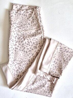 Allfenix Fitted High Rise Ankle Leggings Animal Printed Beige Size M NWT